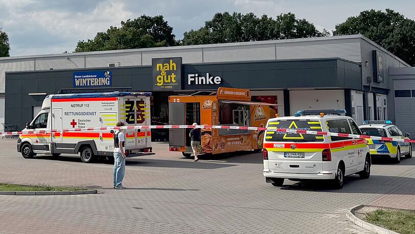 Ein Mensch wurde bei einem Angriff im Emsland lebensgefährlich verletzt.