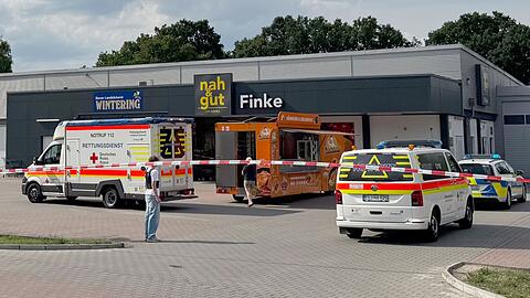 Ein Mensch wurde bei einem Angriff im Emsland lebensgefährlich verletzt.