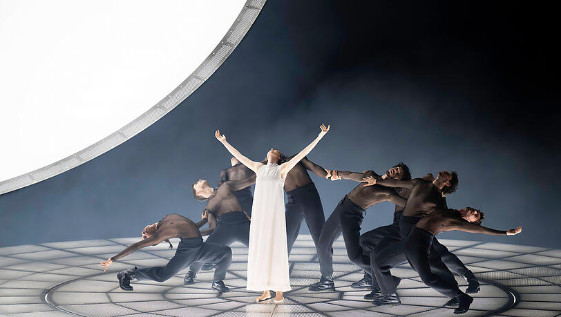 Lisette Oropesa (Maria Stuarda) und der Bewegungschor.