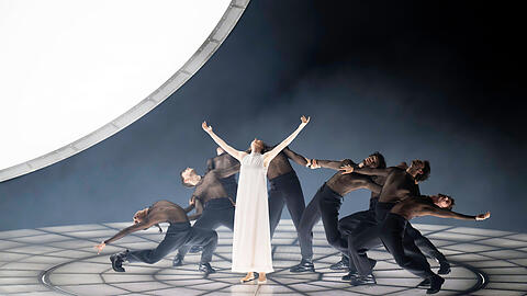 Lisette Oropesa (Maria Stuarda) und der Bewegungschor.
