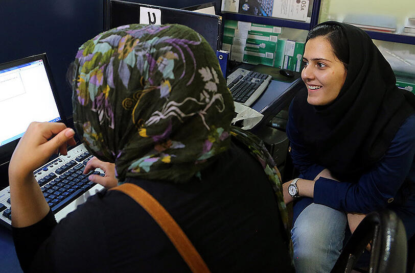 Für den Klerus sind soziale Netzwerke Sünde - für viele Iraner Alltag.