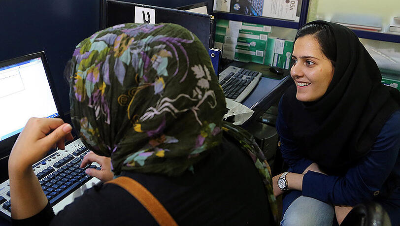 Für den Klerus sind soziale Netzwerke Sünde - für viele Iraner Alltag. Für den Klerus sind soziale Netzwerke Sünde - für viele Iraner Alltag.