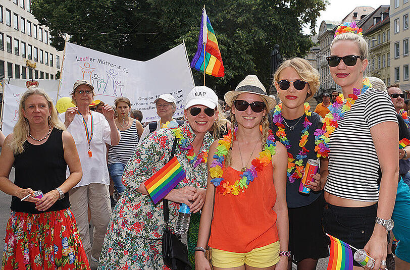 Die große CSD-Politparade erlebte in diesem Jahr einen neuen Teilnehmerrekord: 87 Fußgruppen und Paradewagen hatten sich angemeldet.