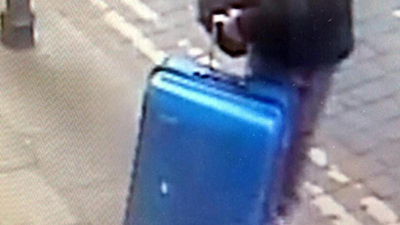 Das Foto einer Überwachungskamera zeigt den Attentäter Salman Abedi mit dlem blauen Koffer.