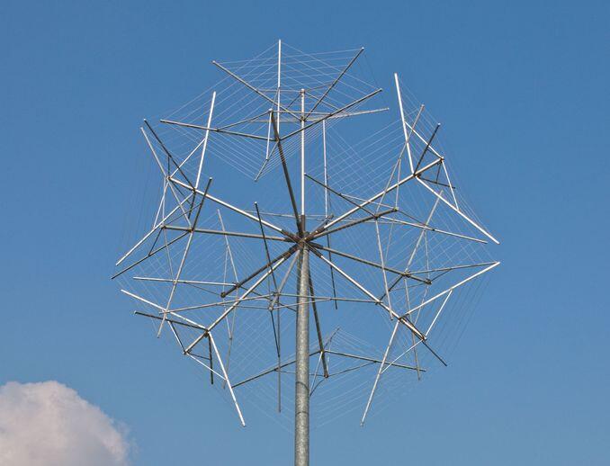 Westlich des Riemer Sees steht die sogenannte "Löwenspinne". Auf www.neuperlach.org berichtet Thomas Irlbeck über das Kunstwerk.