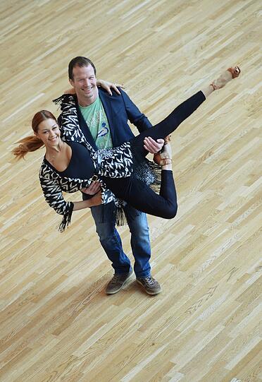 Der ehemalige deutsche Freistil-Ringer Alexander Leipold posiert mit der Profitänzerin Oana Nechiti am 18.03.2014 beim Training in der Tanzschule Alisch in Aschaffenburg (Bayern)
