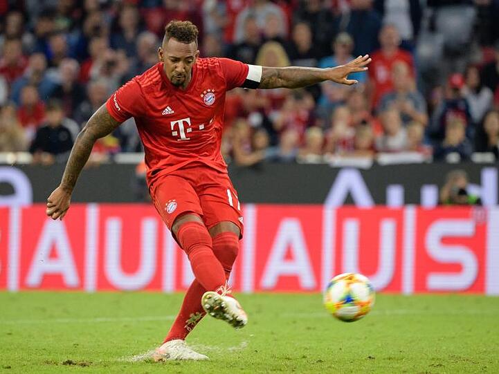 Jerome Boateng vom FC Bayern München verschießt beim Elfmeterschießen. Foto: Matthias Balk/Archivbild