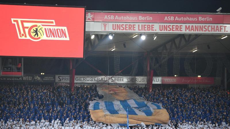 Hertha-Fans sind beim Berlin-Derby in der Alten Försterei im Gästeblock des Stadions.