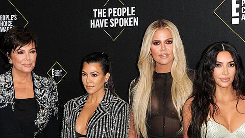 Kris Jenner mit Kourtney, Khloe und Kim Kardashian (v. l.)