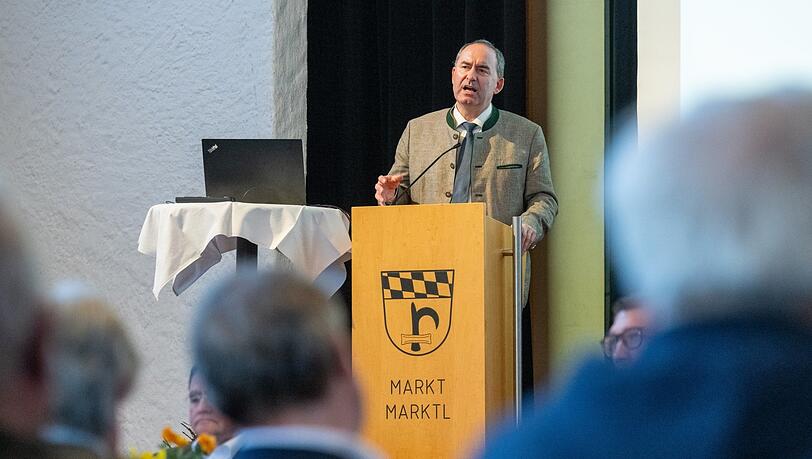 Hubert Aiwanger (Freie Wähler), Wirtschaftsminister von Bayern, spricht Mitte Mai währendeiner Diskussionsveranstaltung zum geplanten Windpark Altötting im Bürgersaal von Marktl. Hubert Aiwanger (Freie Wähler), Wirtschaftsminister von Bayern, spricht Mitte Mai währendeiner Diskussionsveranstaltung zum geplanten Windpark Altötting im Bürgersaal von Marktl.