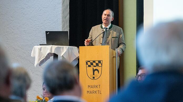Hubert Aiwanger (Freie Wähler), Wirtschaftsminister von Bayern, spricht Mitte Mai währendeiner Diskussionsveranstaltung zum geplanten Windpark Altötting im Bürgersaal von Marktl.