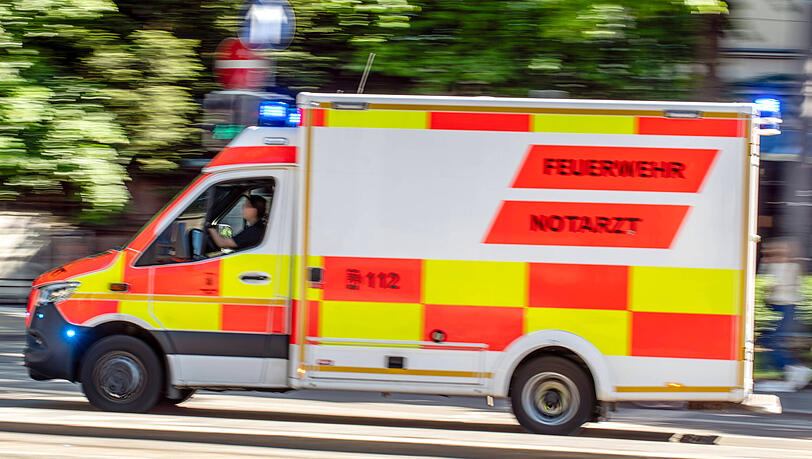 Ein Notarztteam versorgte das schwer verletzte Unfallopfer und brachte es in eine Klinik. (Symbolbild)