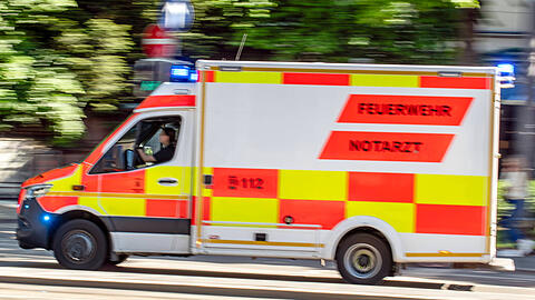 Ein Notarztteam versorgte das schwer verletzte Unfallopfer und brachte es in eine Klinik. (Symbolbild)