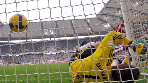 Reingelegt: Wie Torhüter Michael Rensing ergeht es der gesamten Mannschaft des FC Bayern beim 1:5 in Wolfsburg. Reingelegt: Wie Torhüter Michael Rensing ergeht es der gesamten Mannschaft des FC Bayern beim 1:5 in Wolfsburg.