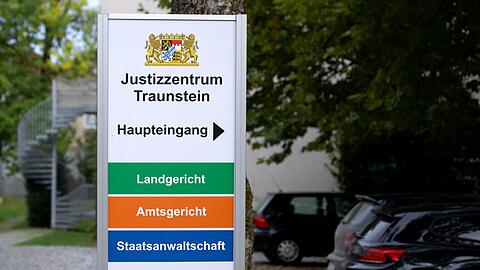 Ermittler aus Traunstein waren an der Aktion beteiligt. (Symbolbild)