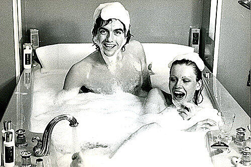 Achim Neumann und seine Film-Partnerin in der Badewanne.