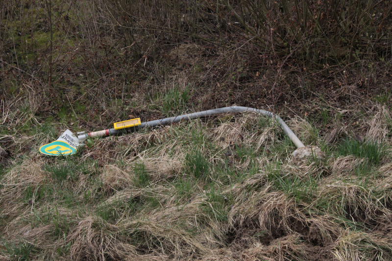 Bei Mitterbuchbach ist am Donnerstag ein Autofahrer mit seinem Mercedes von der Straße abgekommen und hat sich dabei überschlagen. Der Mann musste verletzt ins Krankenhaus eingeliefert werden, am Auto entstand ein Totalschaden.