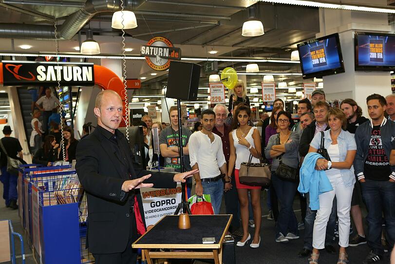 Beim Saturn in der Neuhauser Straße zeigte ein Zauberkünstler seine Tricks.