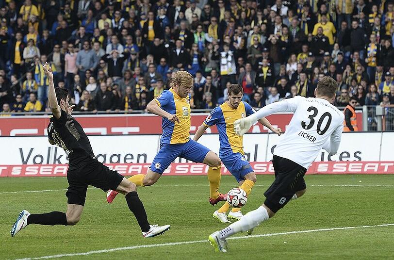 Der Moment des 0:2 - Schindler kommt zu spät, Hochscheidt schiebt ein.