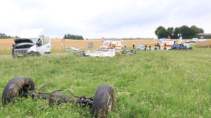 Motorblock, Heckaufbau samt Hinterachse und weitere Trümmer von dem Sprinter verteilten sich auf der gesamten Kreuzung.