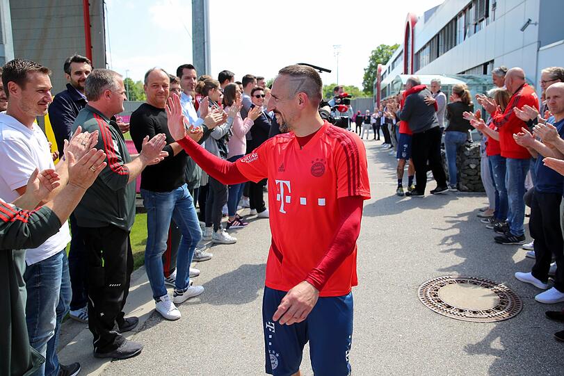 Franck Ribéry, Arjen Robben und Rafinha absolvierten am Donnerstag ihr letztes Training an der Säbener Straße - danach wurden Sie von den Mitarbeitern verabschiedet.