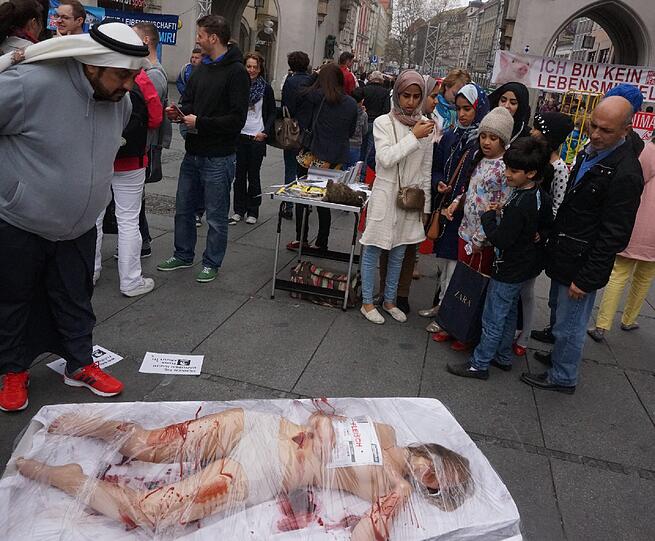 Die Bilder vom Nackt-Protest am Stachus.