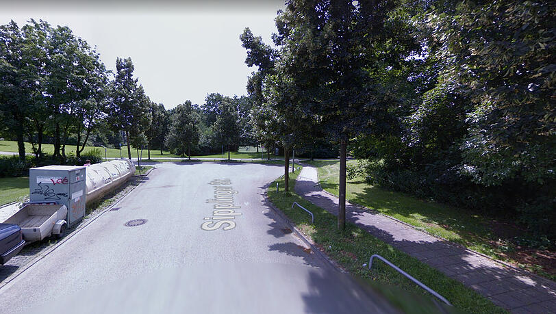 In Neuraubing kam es zu einem Brand in einem Mülllaster. Der kippte seine Ladung kurzerhand auf der Sipplingerstraße ab. In Neuraubing kam es zu einem Brand in einem Mülllaster. Der kippte seine Ladung kurzerhand auf der Sipplingerstraße ab.
