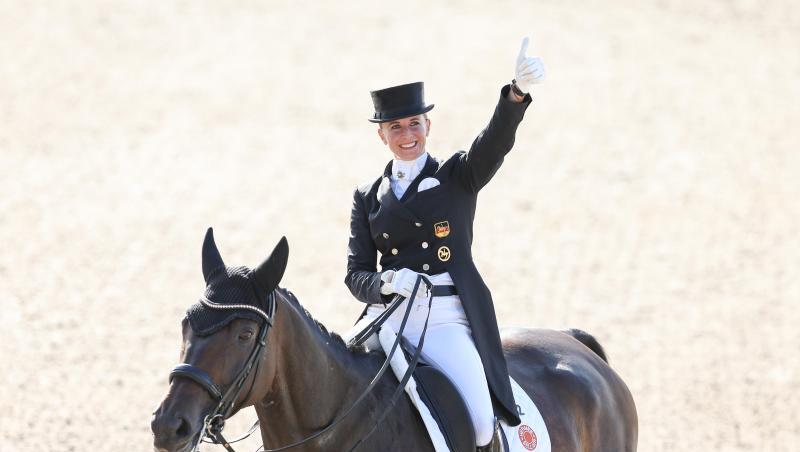 Die Dressurreiterin Jessica von Bredow-Werndl reitet auf Dalera.