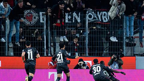 Dank des Treffers von Moussa Diaby (r) gewann Leverkusen in Köln.