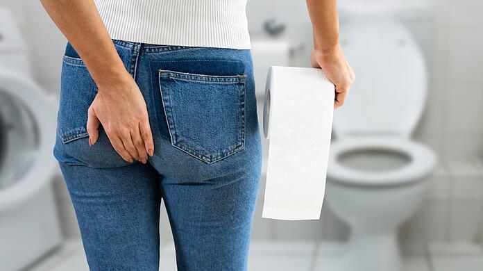 Schmerzen, da wo die Sonne nie hinscheint: Rund 70 Prozent der Menschen sind im Laufe ihres Lebens von einem Hämorrhoidenleiden betroffen. Für den Proktologen also keine Seltenheit. Dr. Florian Frank erklärt in seinem Buch, woran das liegt und was Betroffene tun können.