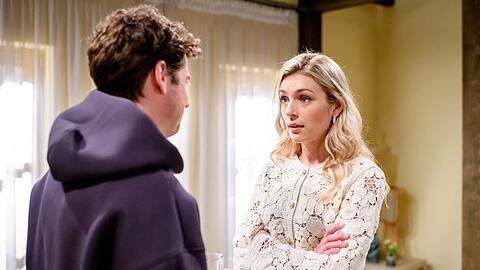 "Sturm der Liebe": Vor Kilian (l.) wird Larissa (r.) bewusst, dass ihre Gefühle für Yannik noch nicht ganz erloschen sind.