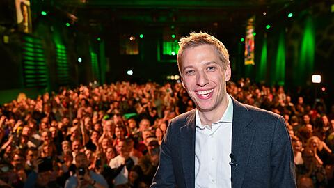 Dominik Krause l&auml;sst sich in der Muffathalle von seinen Anh&auml;ngern feiern. Welche Koalition wird er jetzt ansteuern? Die AZ analysiert die Lage.