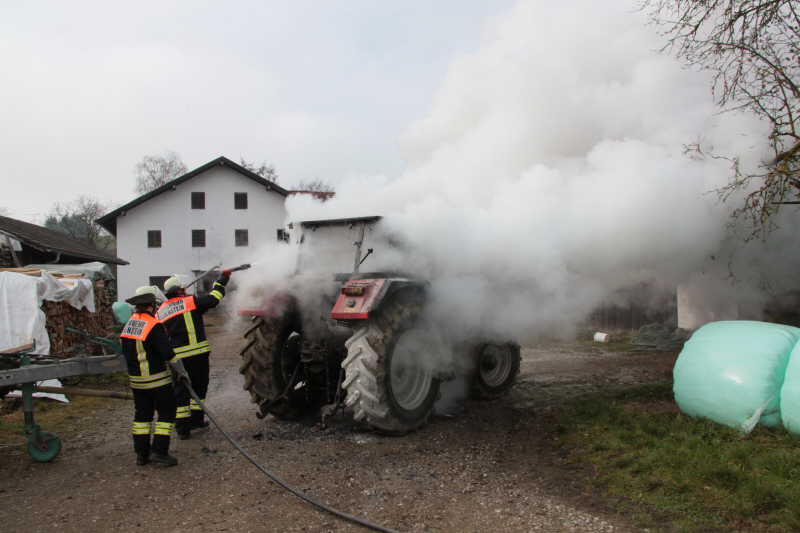 Brand eines Traktors in Etzham bei Heldenstein im LKR Mühldorf - Die Bilder