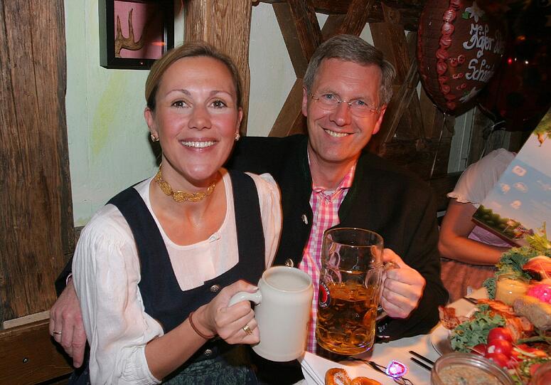 Christian Wulff und seine Frau Bettina feiern auf der Wiesn