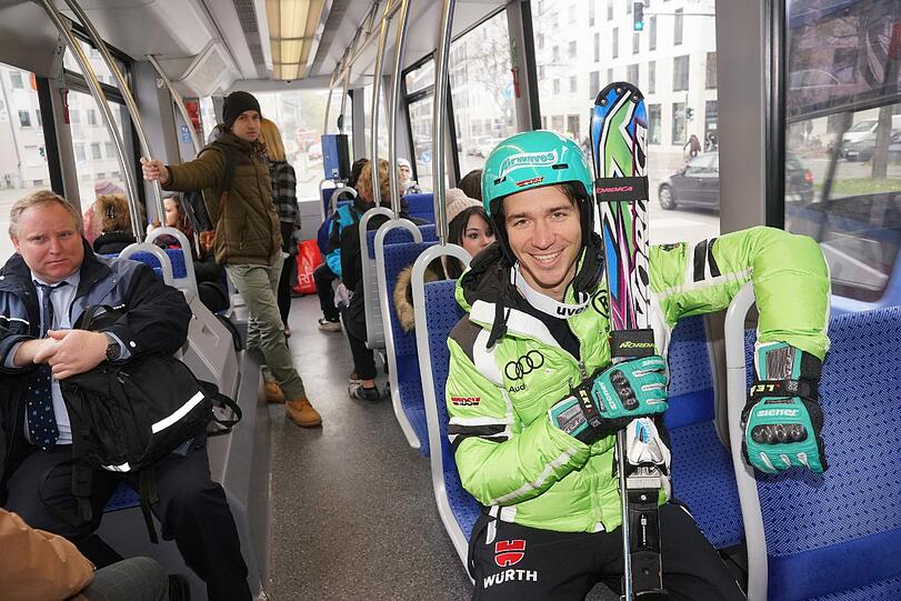 Wo geht&rsquo;s hier zur Piste? Felix Neureuther bei einer Werbeaktion in Skimontur in der Tram auf dem Weg zum Olympiapark.