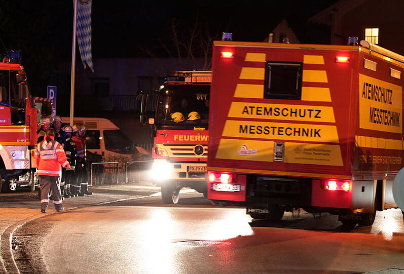 Explosion im Keller - die Bilder vom Feuerwehreinsatz in Großkarolinenfeld.