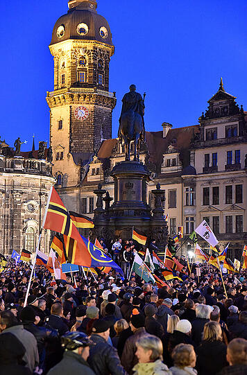 Mehrere tausend Pegida Anhänger demonstrieren am 12.10.2015 in Dresden auf dem Theaterplatz.