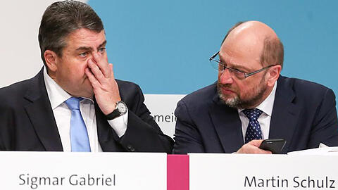 Sigmar Gabriel und Martin Schulz im Gespräch: Der bisherige EU-Parlamentspräsident Schulz hätte wohl deutlich bessere Chancen gegen Angela Merkel.