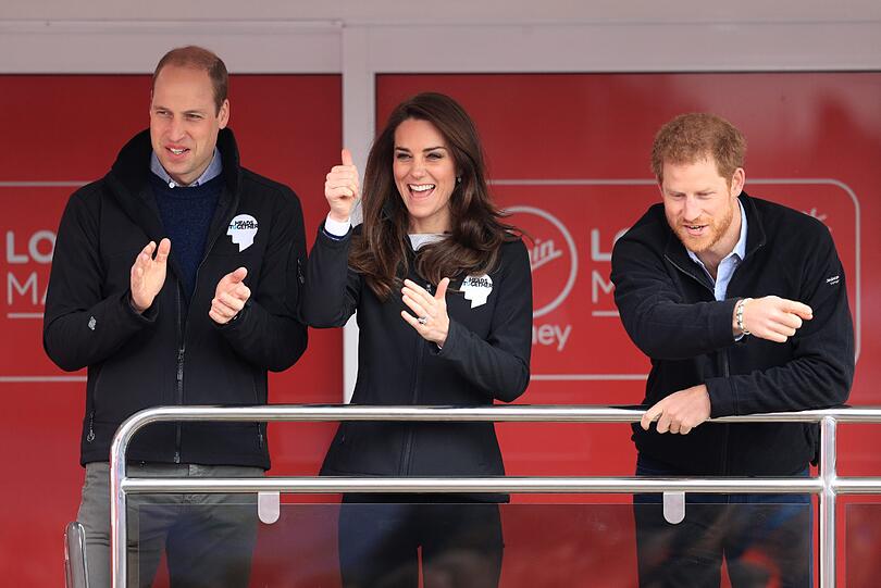 Prinz William, seine Frau, Herzogin Kate, und Prinz Harry verfolgen als Besucher den Start.