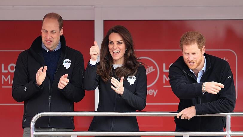 Prinz William, seine Frau, Herzogin Kate, und Prinz Harry verfolgen als Besucher den Start. Prinz William, seine Frau, Herzogin Kate, und Prinz Harry verfolgen als Besucher den Start.