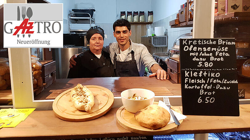 Fürs Foto hat sich die mehlbestäubte Maria extra umgezogen, sie backt frisches Adjaruli-Brot und Sohn Herakles verkauft es.