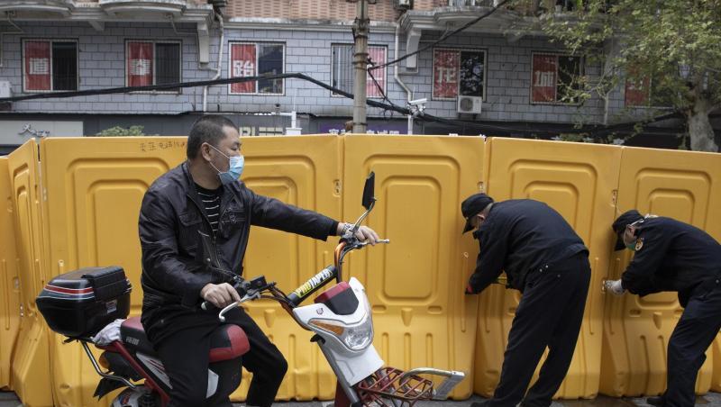 In der Stadt Wuhan werden Barrieren entfernt. Weil China offiziell kaum Neuinfektionen mit dem Coronavirus meldet, hebt es die Beschränkungen für die Bevölkerung allmählich auf. In der Stadt Wuhan werden Barrieren entfernt. Weil China offiziell kaum Neuinfektionen mit dem Coronavirus meldet, hebt es die Beschränkungen für die Bevölkerung allmählich auf.
