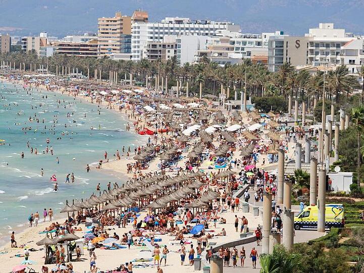Touristen sonnen sich am Strand von El Arenal auf der Balearen-Insel Mallorca. Hotels in beliebten Urlaubsdestinationen ziehen nach der Pleite des britischen Reisekonzerns Thomas Cook eine erste Bilanz - und sie sieht vielerorts verheerend aus.