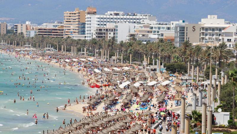 Touristen sonnen sich am Strand von El Arenal auf der Balearen-Insel Mallorca. Hotels in beliebten Urlaubsdestinationen ziehen nach der Pleite des britischen Reisekonzerns Thomas Cook eine erste Bilanz - und sie sieht vielerorts verheerend aus. Touristen sonnen sich am Strand von El Arenal auf der Balearen-Insel Mallorca. Hotels in beliebten Urlaubsdestinationen ziehen nach der Pleite des britischen Reisekonzerns Thomas Cook eine erste Bilanz - und sie sieht vielerorts verheerend aus.