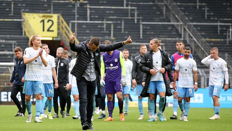Kein Sieg, keine so starke Löwen Leistung wie in vielen Spielen zuvor und doch Applaus: Trainer Michael Köllner (M.) und die Sechzger.