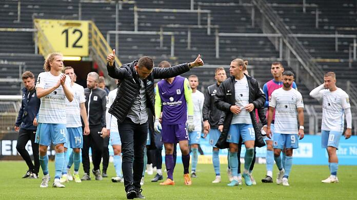 Kein Sieg, keine so starke Löwen Leistung wie in vielen Spielen zuvor und doch Applaus: Trainer Michael Köllner (M.) und die Sechzger.