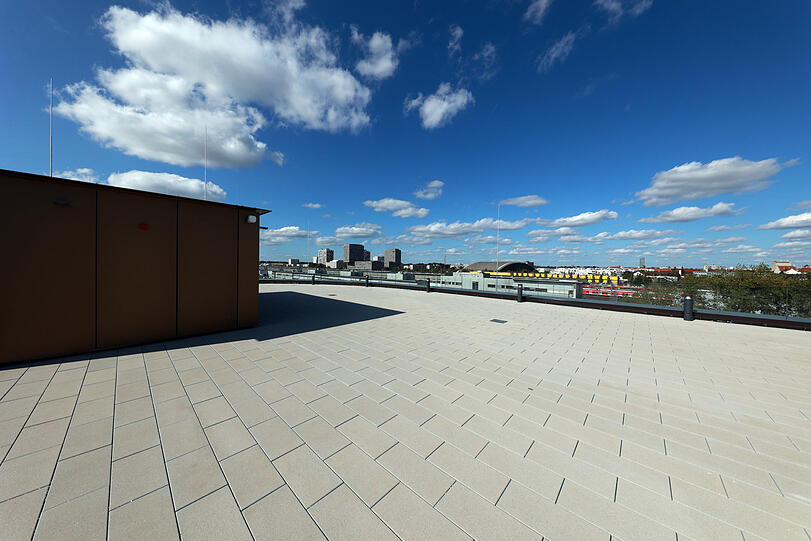 Die Dachterrasse soll perspektivisch auch für die Münchner zugänglich gemacht werden. Wenn mal wenige Events sind. 400 Personen haben hier Platz.