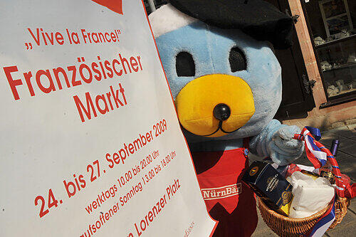 Essen für den Gourmet präsentiert der &bdquo;Nürnbär&ldquo; auf dem französischen Markt auf dem Lorenzer Platz.
