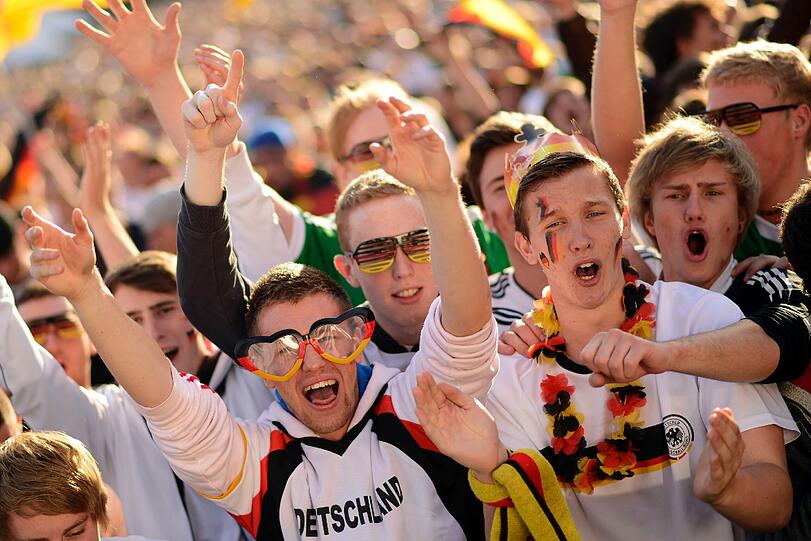 Für ihre Mannschaft geben Fußball-Fans alles - sehen Sie hier die besten Bilder von den Fan-Meilen und aus den Stadien bei der EURO 2012 in Polen und der Ukraine.