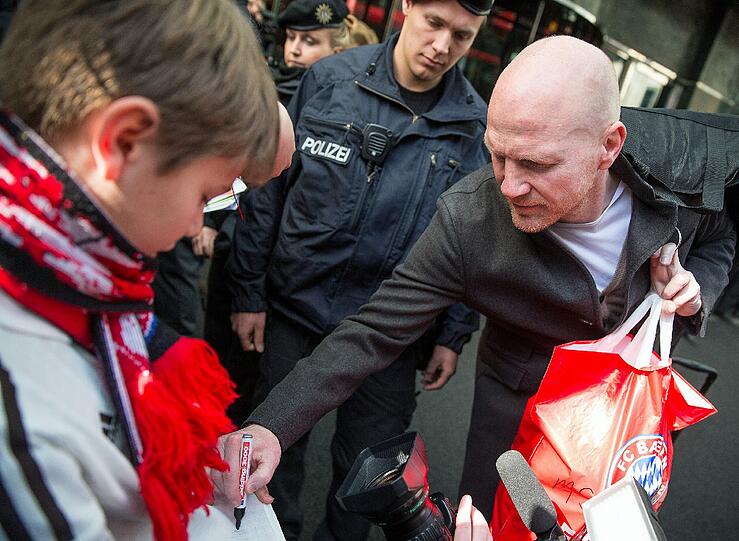 Sportvorstand Matthias Sammer schreibt fleißig Autogramme nach dem 24. Titelgewinn.